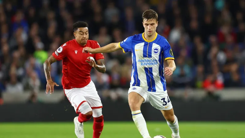 Cầu thủ của Nottingham Forest vượt qua cầu thủ của Brighton trên sân cỏ Cầu thủ của Nottingham Forest vượt qua cầu thủ của Brighton trên sân cỏ