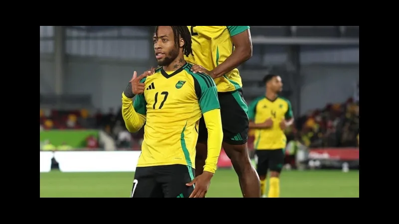 Cầu thủ New Caledonia và Jamaica tranh chấp trên sân Cầu thủ New Caledonia và Jamaica tranh chấp trên sân